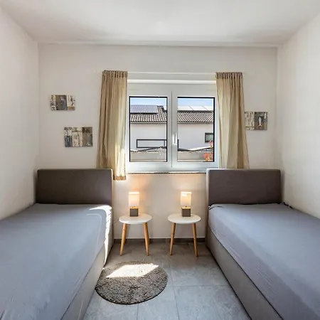 Apartment Aida *
